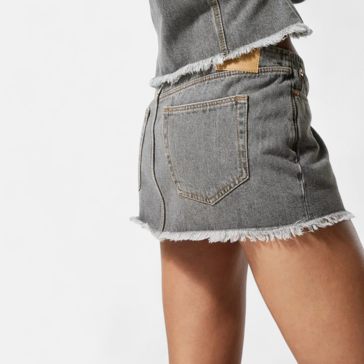 Mini jupe grise en jean taille basse